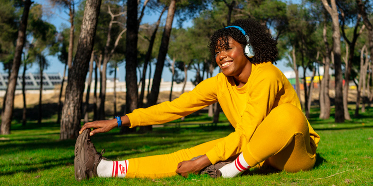 foto van vrouw sporten in het park