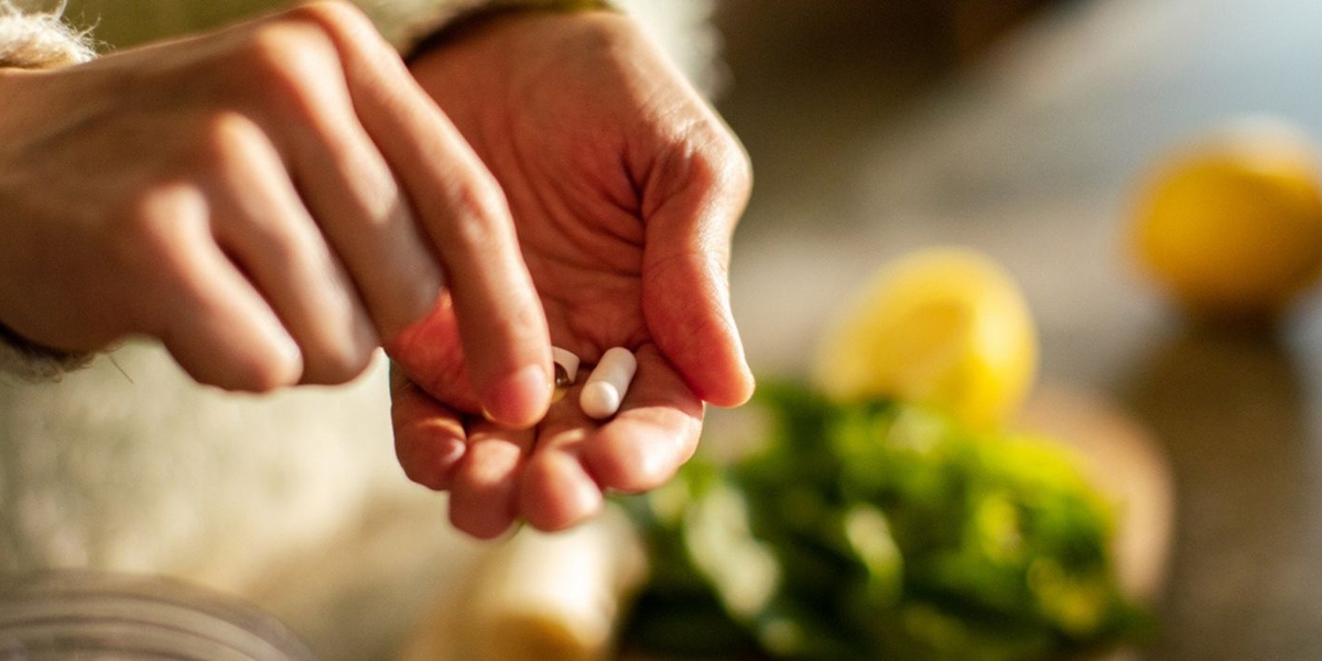 foto van hand met vitamines en groenten