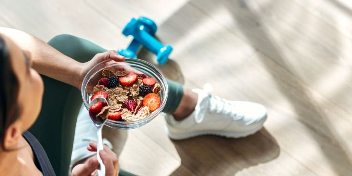 vrouw met bakje fruit