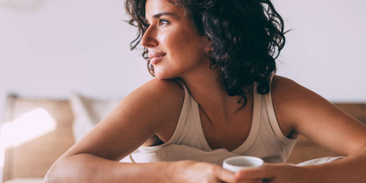 foto van vrouw in bed ontspannen door GABA neurotransmitter
