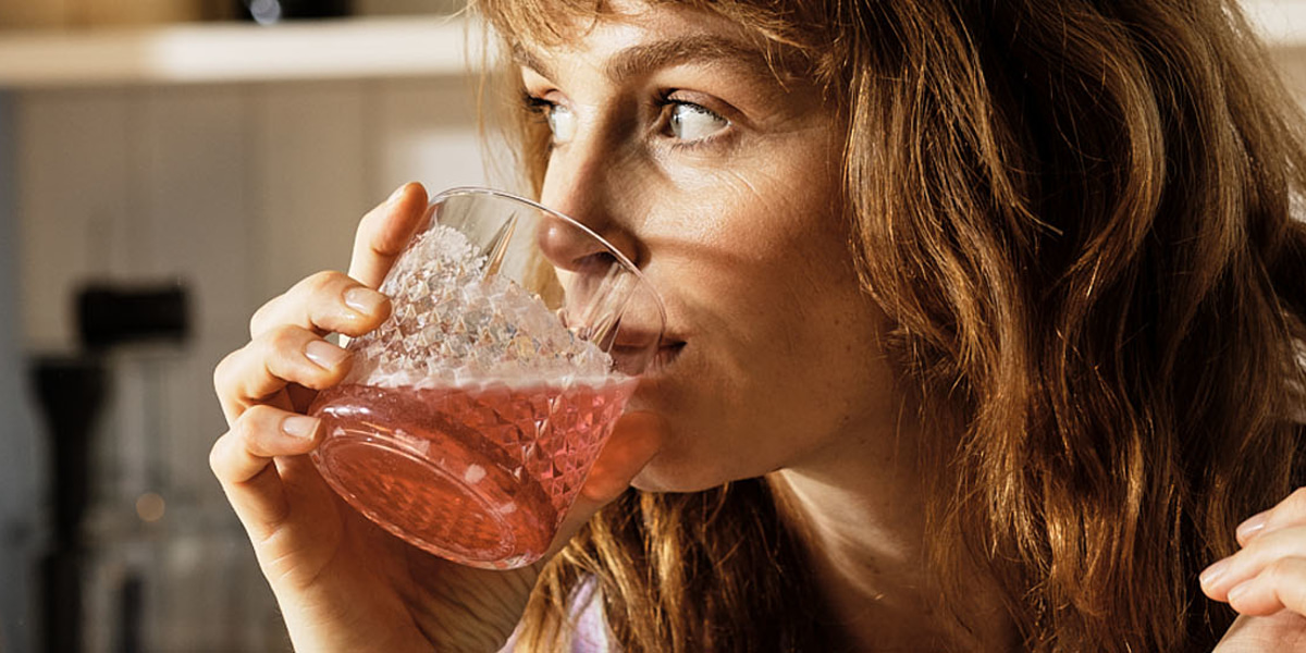 foto van vrouw met glas drinken