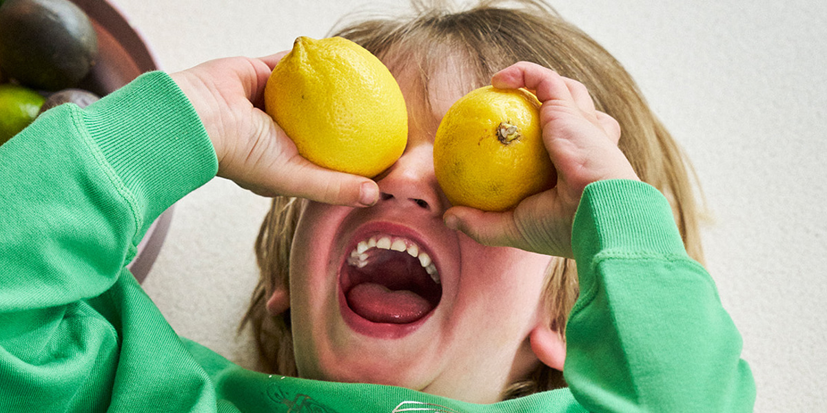 foto van kind met citroenen