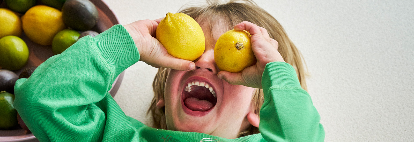 foto van kind met citroenen