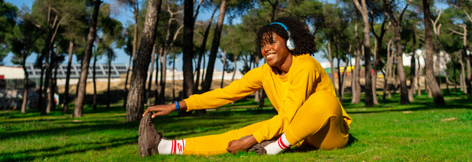 foto van vrouw sporten in het park