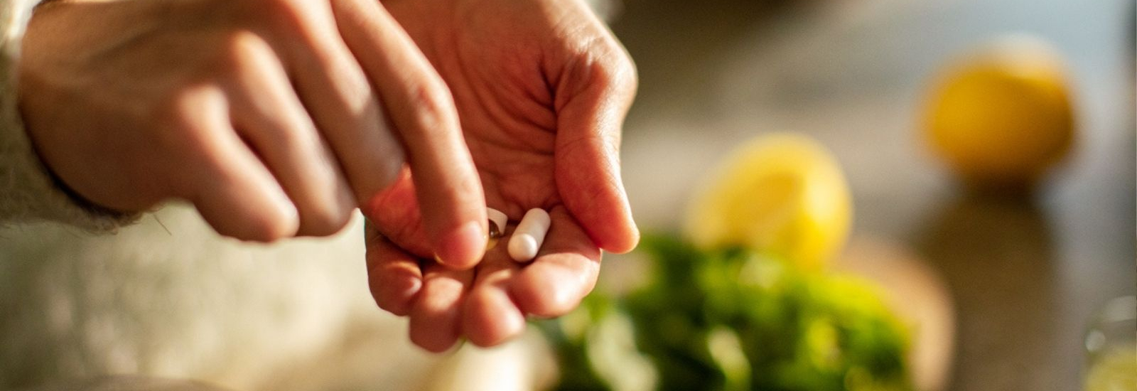 foto van hand met vitamines en groenten