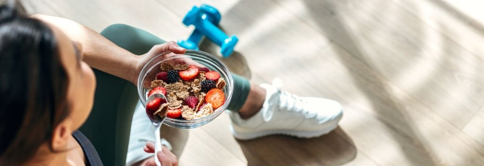 vrouw met bakje fruit