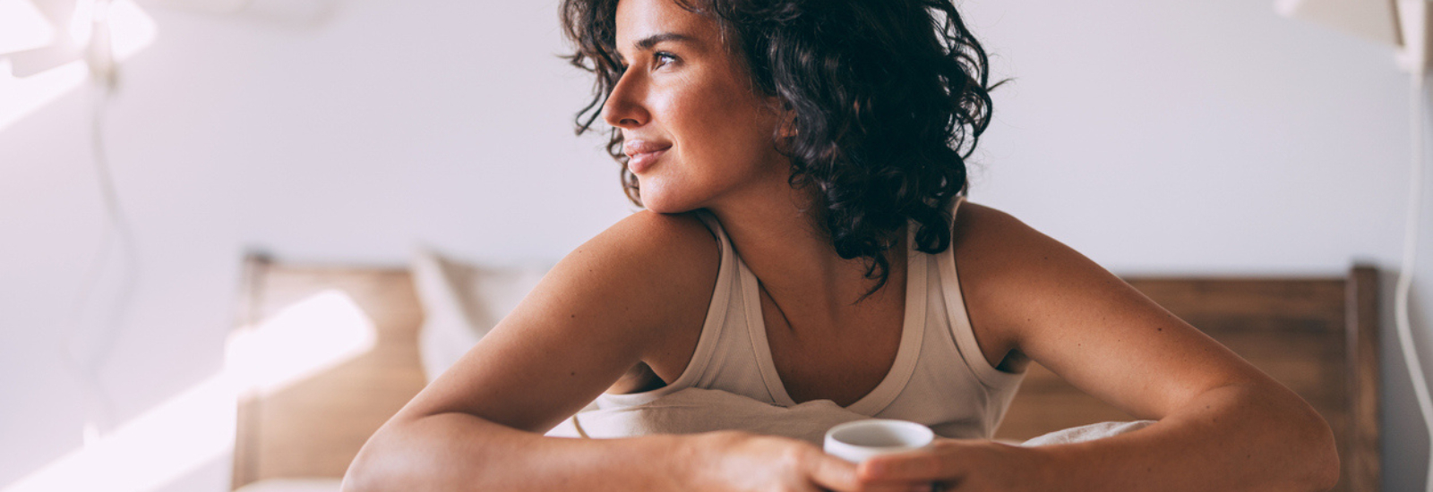 foto van vrouw in bed ontspannen door GABA neurotransmitter
