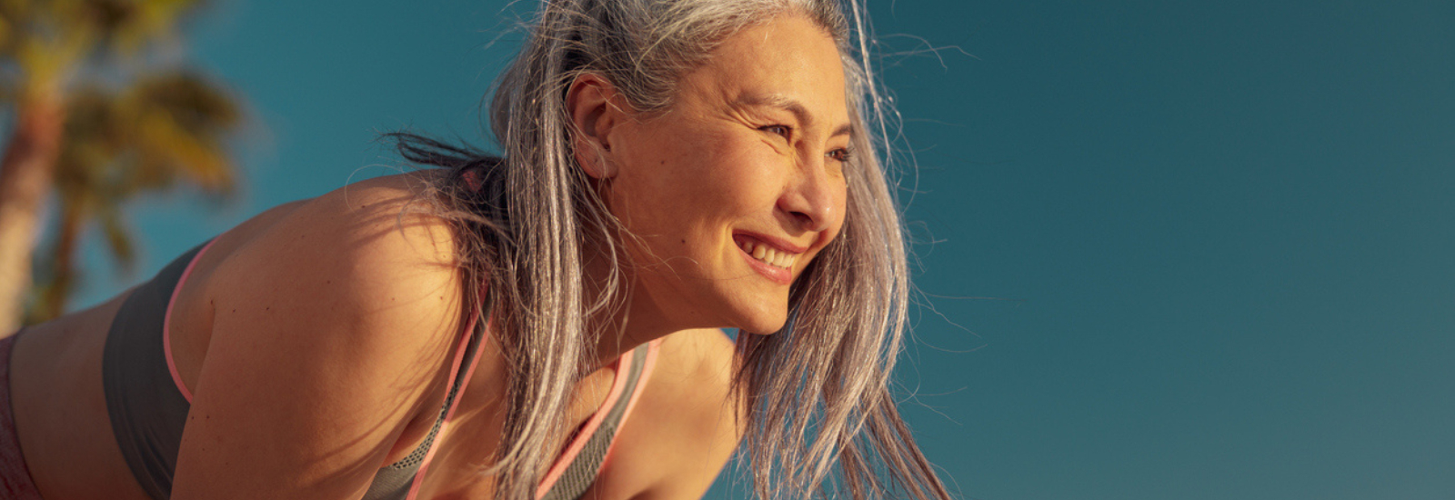 foto van vrouw in sportkleding spieren waar l-glutamine in zit
