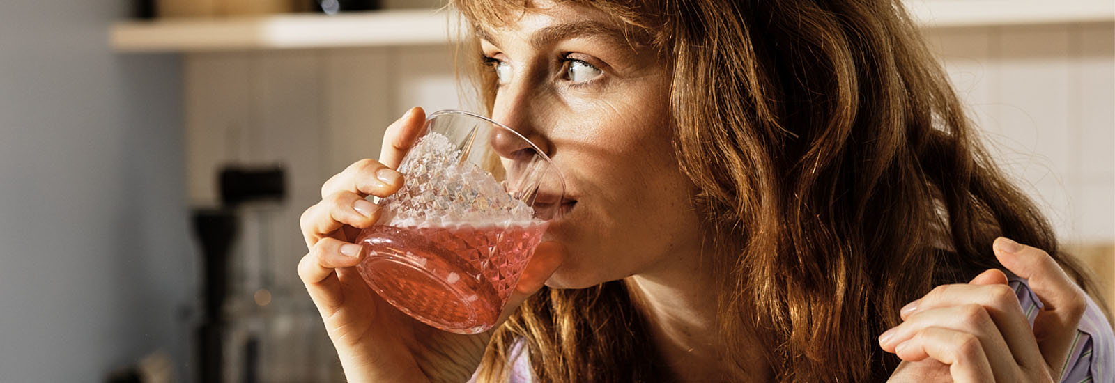 foto van vrouw met glas drinken