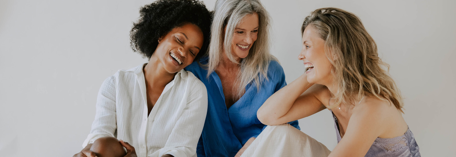 foto van drie lachende vrouwen