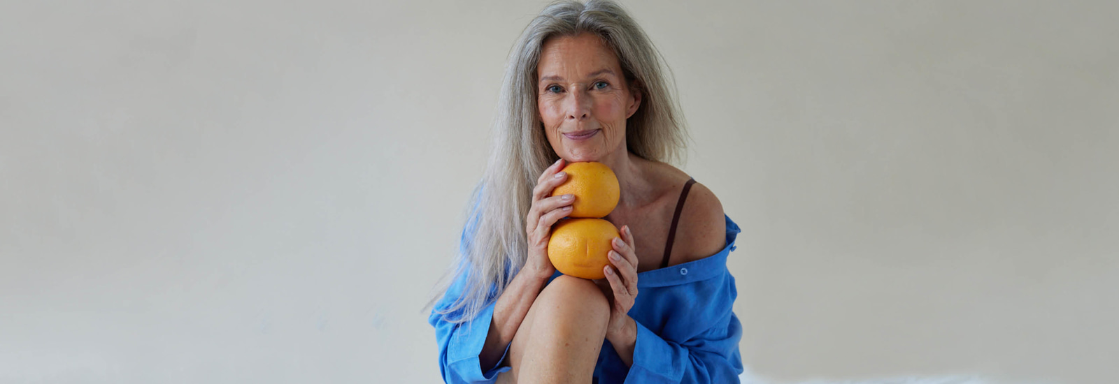 foto van vrouw met sinaasappels