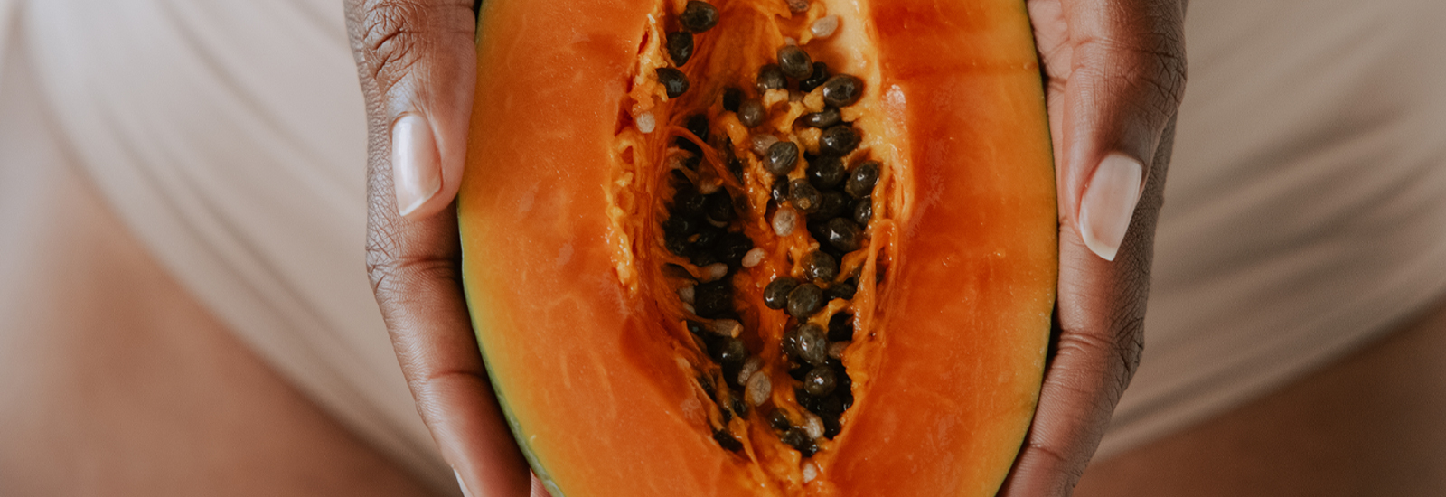 Vaginale droogte en droge slijmvliezen in de overgang foto van papaya in de handen van een vrouw