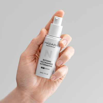 MADARA Botanic Niacinamide Alternative 5-in-1 Serum Abbildung