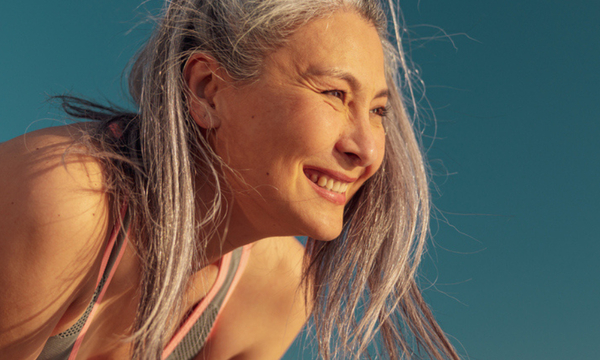 foto van vrouw in sportkleding spieren waar l-glutamine in zit