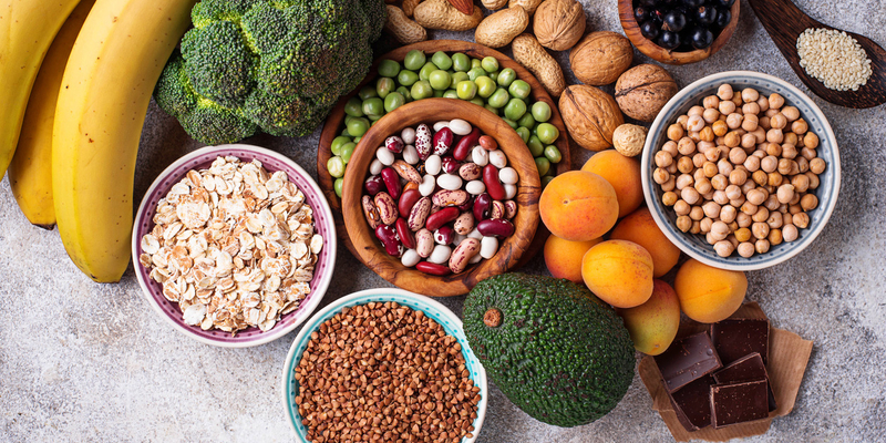 foto van avocado, spinazie en andere voedingsmiddelen met magnesium