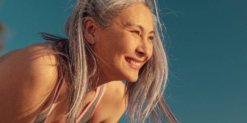 foto van vrouw in sportkleding spieren waar l-glutamine in zit