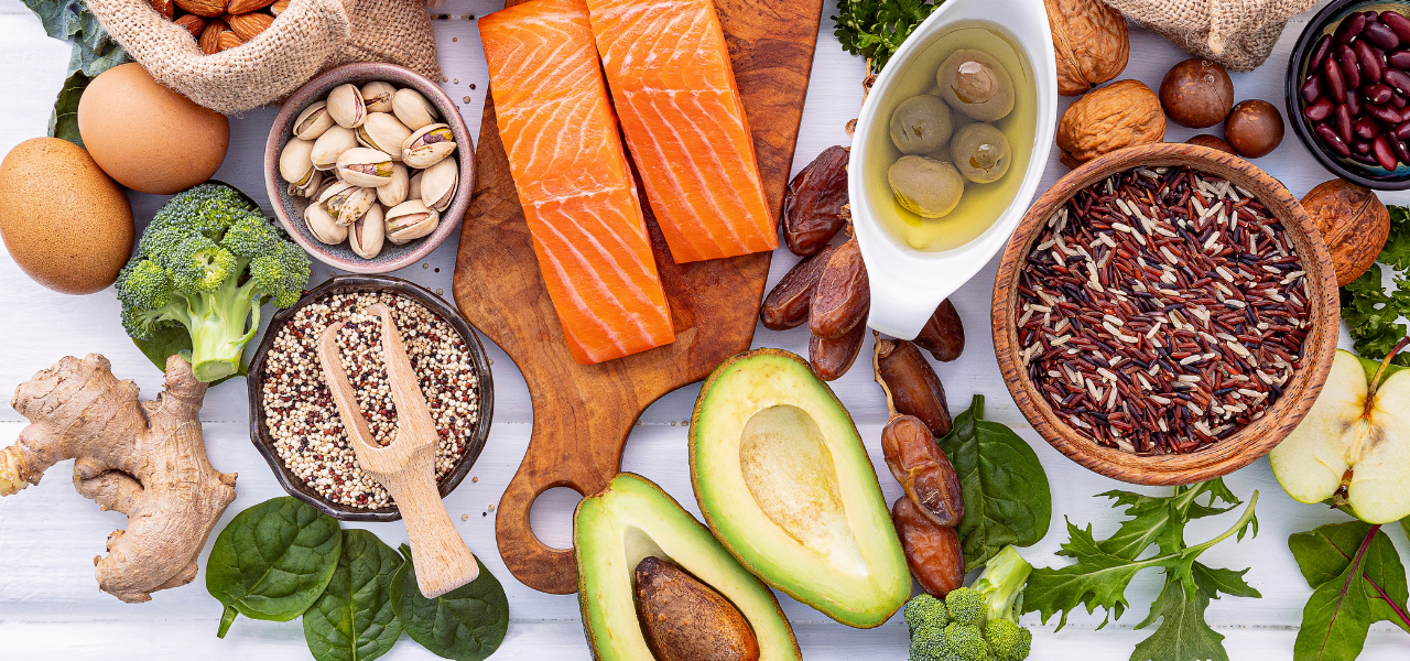 foto van groenten, fruit en gezonde vetten zoals zalm en avocado