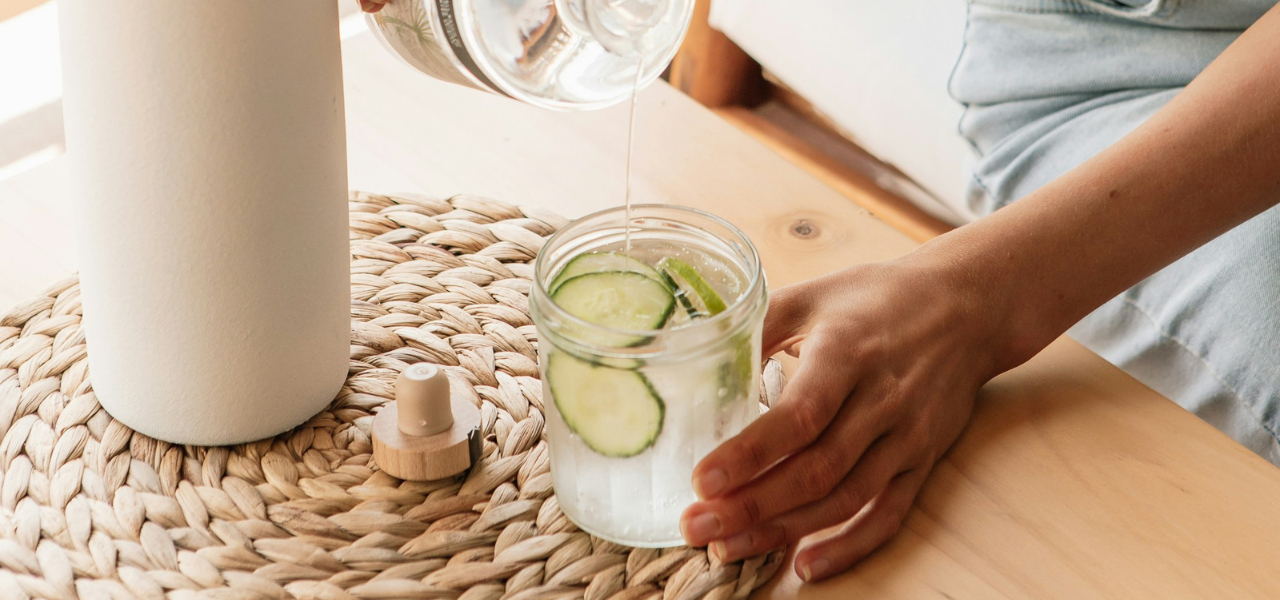 glas water met ijs en komkommer