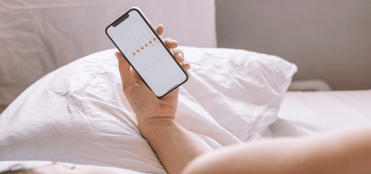 glas water met ijs en komkommer