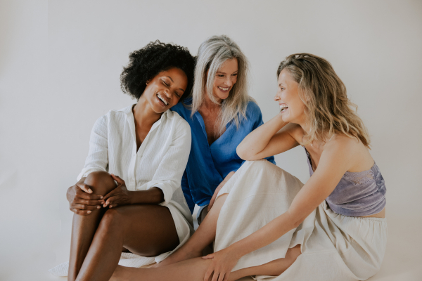 foto van vrouwen van verschillende leeftijden, lachend