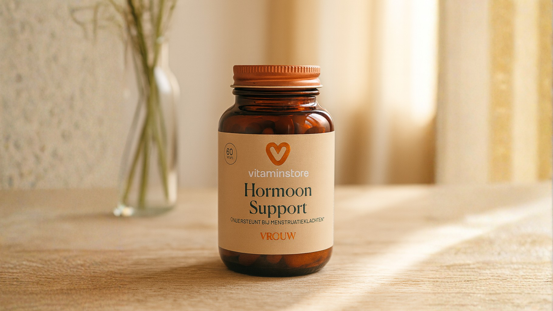 foto van een zwangere vrouw met een omega supplement