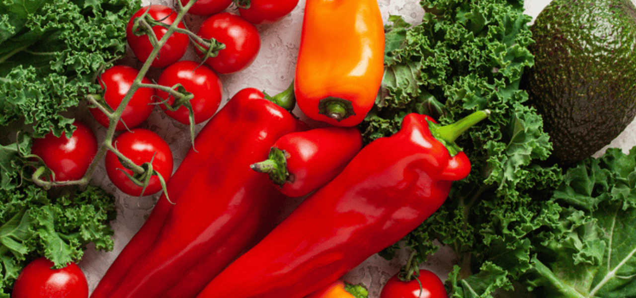 photo of peppers, tomato, kale and broccoli with vitamin C