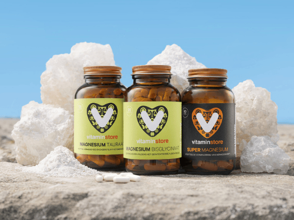 drie potten magnesium op stenen met een blauwe lucht op de achtergrond